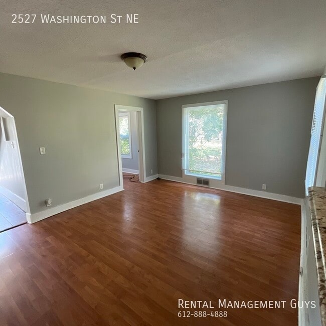 Building Photo - 4 Bedroom Home! Updated Kitchen and Office!