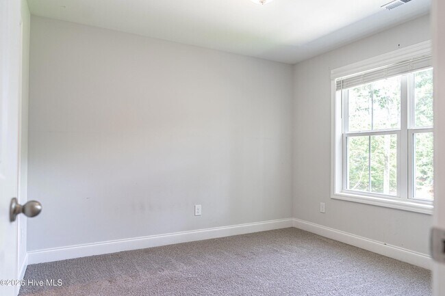 Building Photo - 170 Lakeview Dr