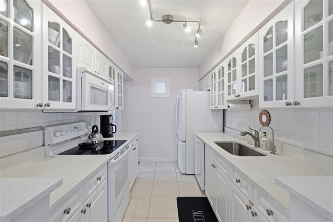 Building Photo - 2039 Pine Ridge Dr