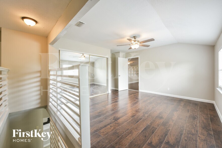 Building Photo - 3603 Canary Dr