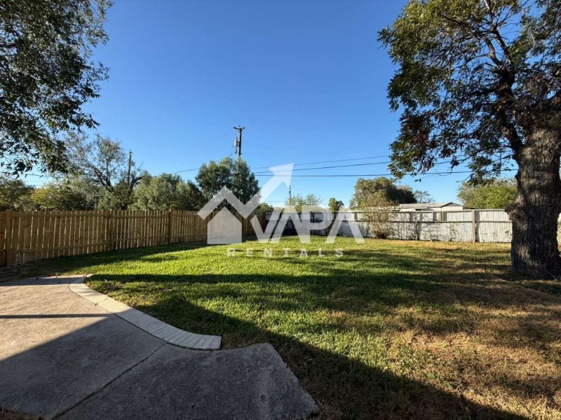 Building Photo - 302 Bonair Dr