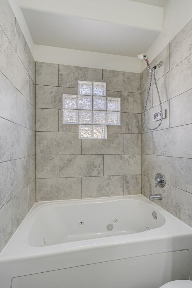 Building Photo - Modern Elegance Meets Comfort in This Pristine Eastside Home