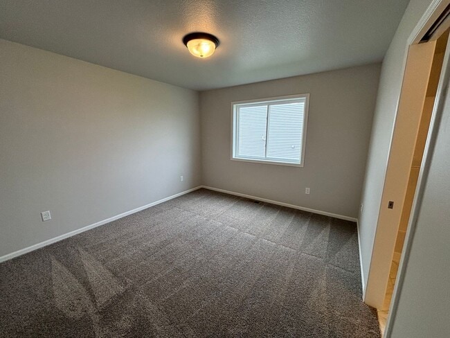Building Photo - Stylish New Bi-Level Twinhome | 4 Beds | M...