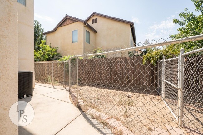 Building Photo - North Clovis Home, 4BR/3.5BA, CUSD - Lots ...