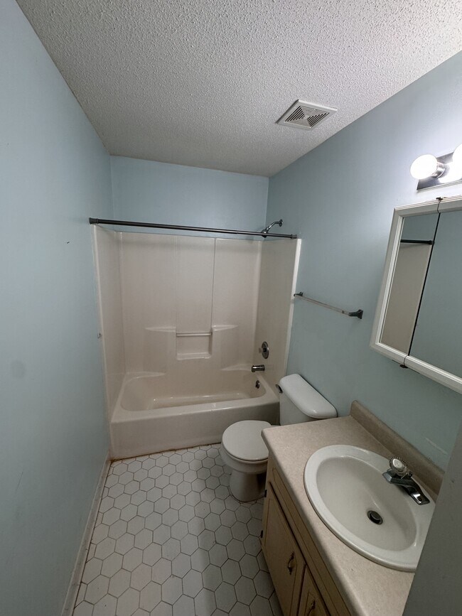 Building Photo - 112 Oak Leaf Cir