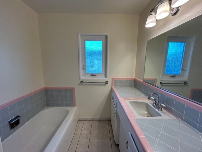 Building Photo - Adorable 5 Bedroom 3 Bathroom Orange Home Near Old Towne!