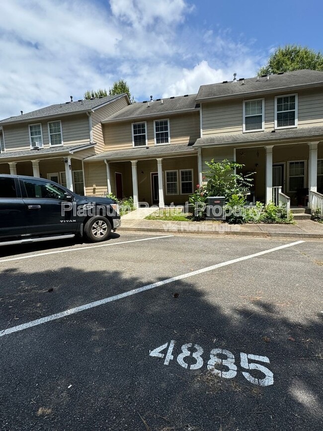 Building Photo - 4885 Robinson Square Dr