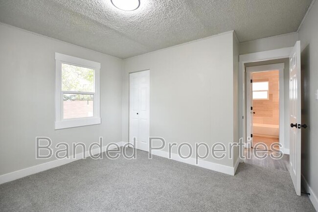 Building Photo - 263 Maple St
