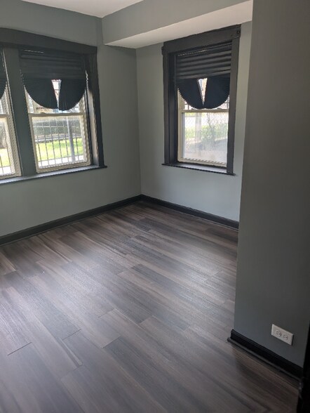 Building Photo - 1221 S Avers Ave