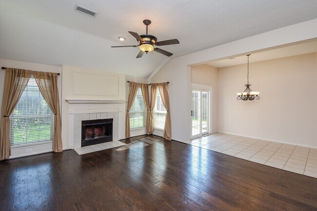 Building Photo - 807 Hyacinth Pl