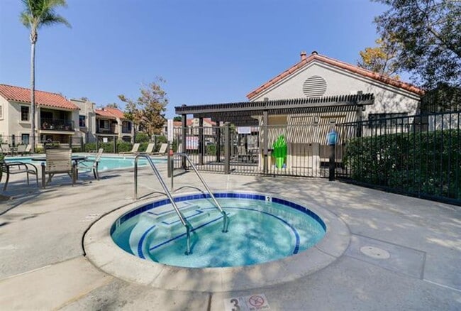 Building Photo - 1 bedroom/1 bath upstairs unit in Sabre Springs - Ava Now!