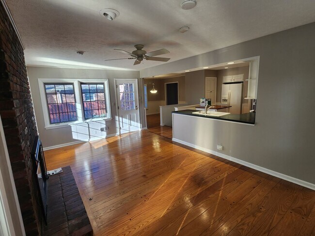 Building Photo - BEAUTIFUL  3 BEDROOM 2 BATH HOME / FINISHED BASEMENT/GARAGE