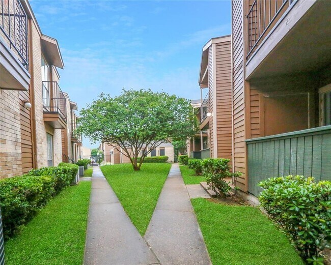 Building Photo - 2700 Westridge St