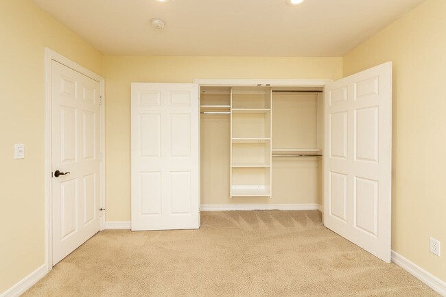 Building Photo - Spacious single level Home with A/C on the Golf Course!