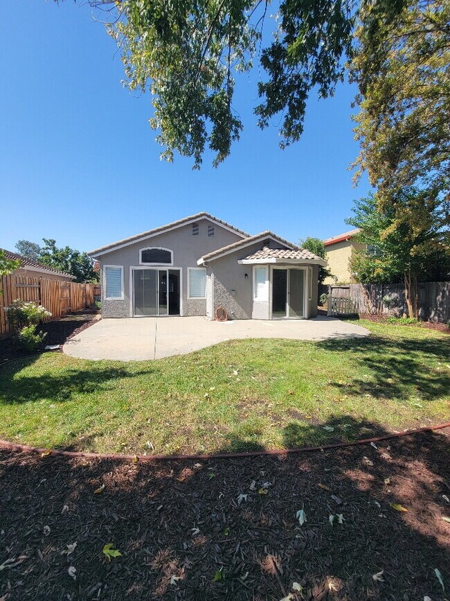 Building Photo - Modern 3-Bedroom, 2-Bathroom Home with Ope...