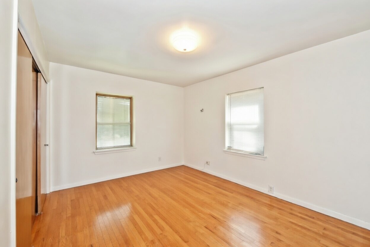 Building Photo - 330 Duane St