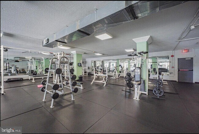 Building Photo - 4600 S Four Mile Run Dr