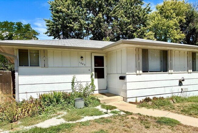 Building Photo - 2 Bedroom Ranch Duplex Near Downtown Loveland! Quiet neighborhood with Fenced Private Yard!