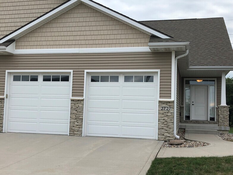 X-tra Deep Double Garage, private entrance - 2723 London Drive