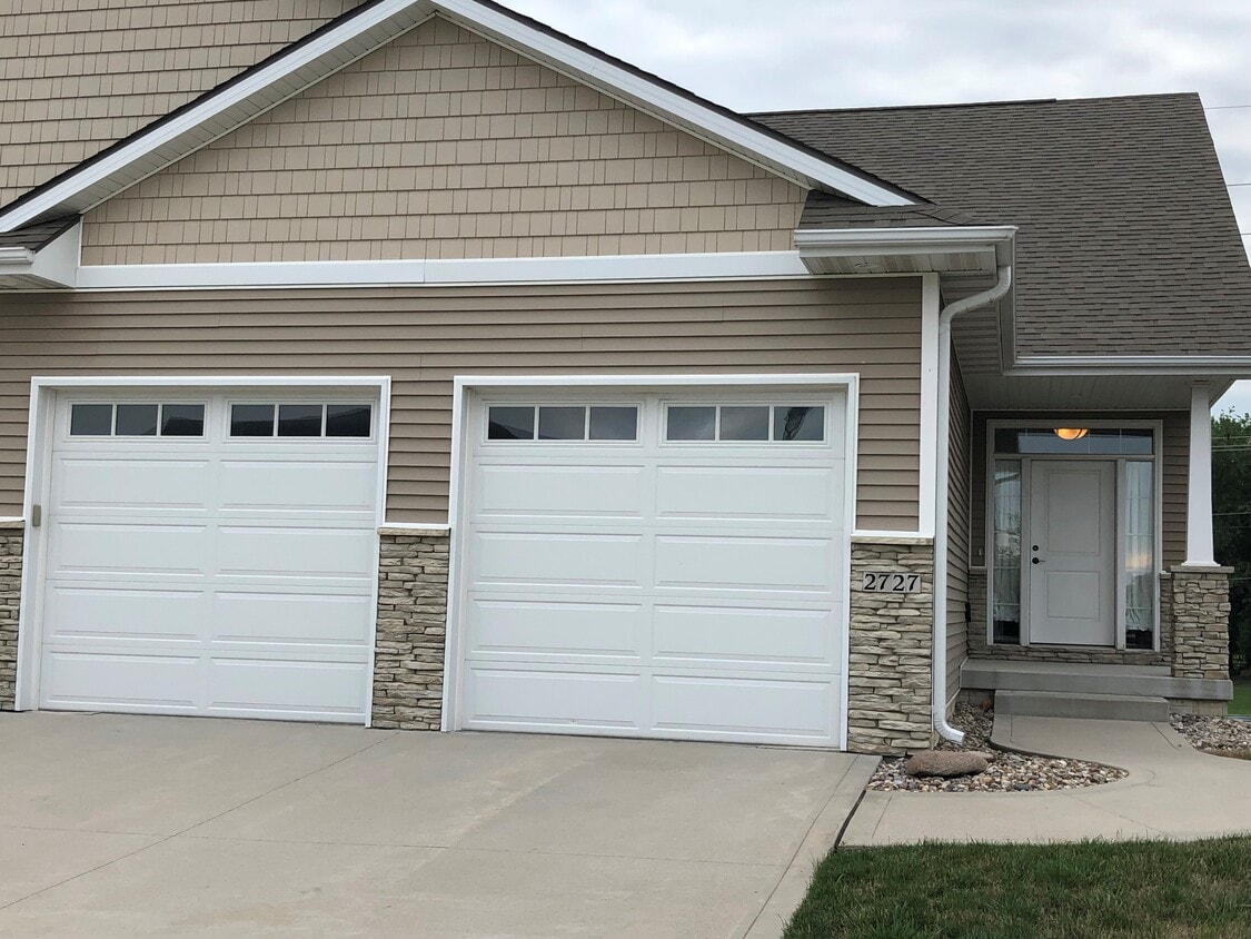 X-tra Deep Double Garage, private entrance - 2723 London Drive