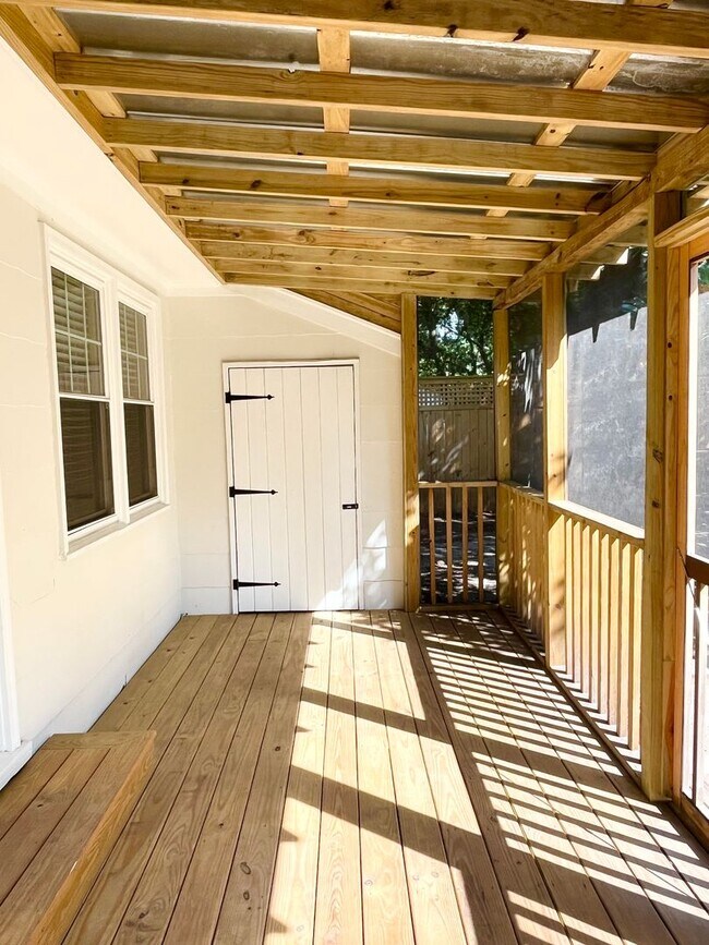 Building Photo - Two Bed, One Bath Home near Daffin Park
