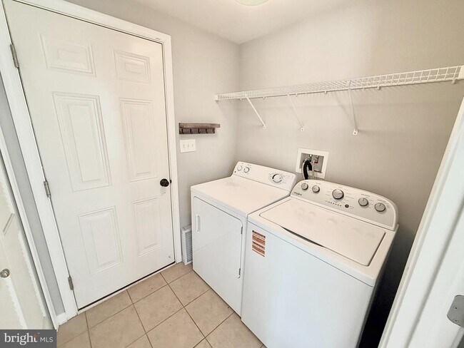 Building Photo - 9407 ASTON Vlg