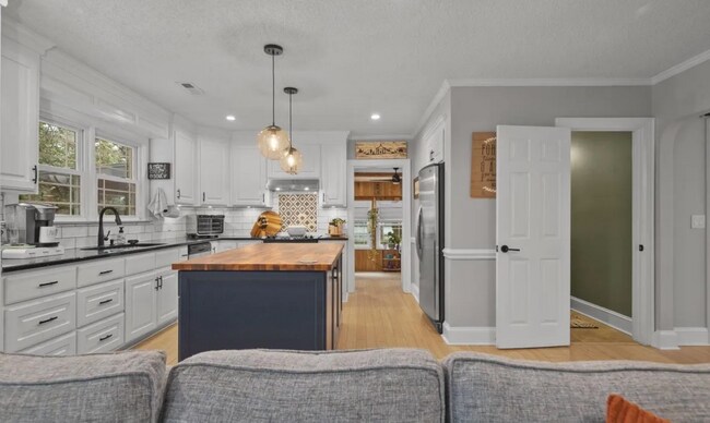 Building Photo - NEW LISTING!!!!!