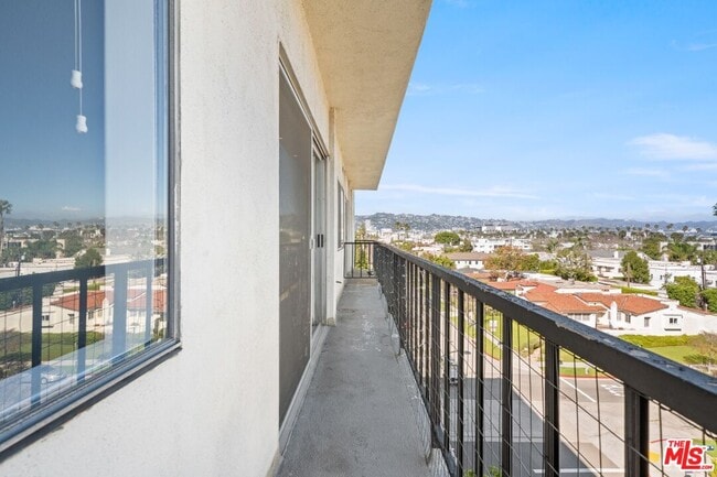 Building Photo - 1115 S Elm Dr