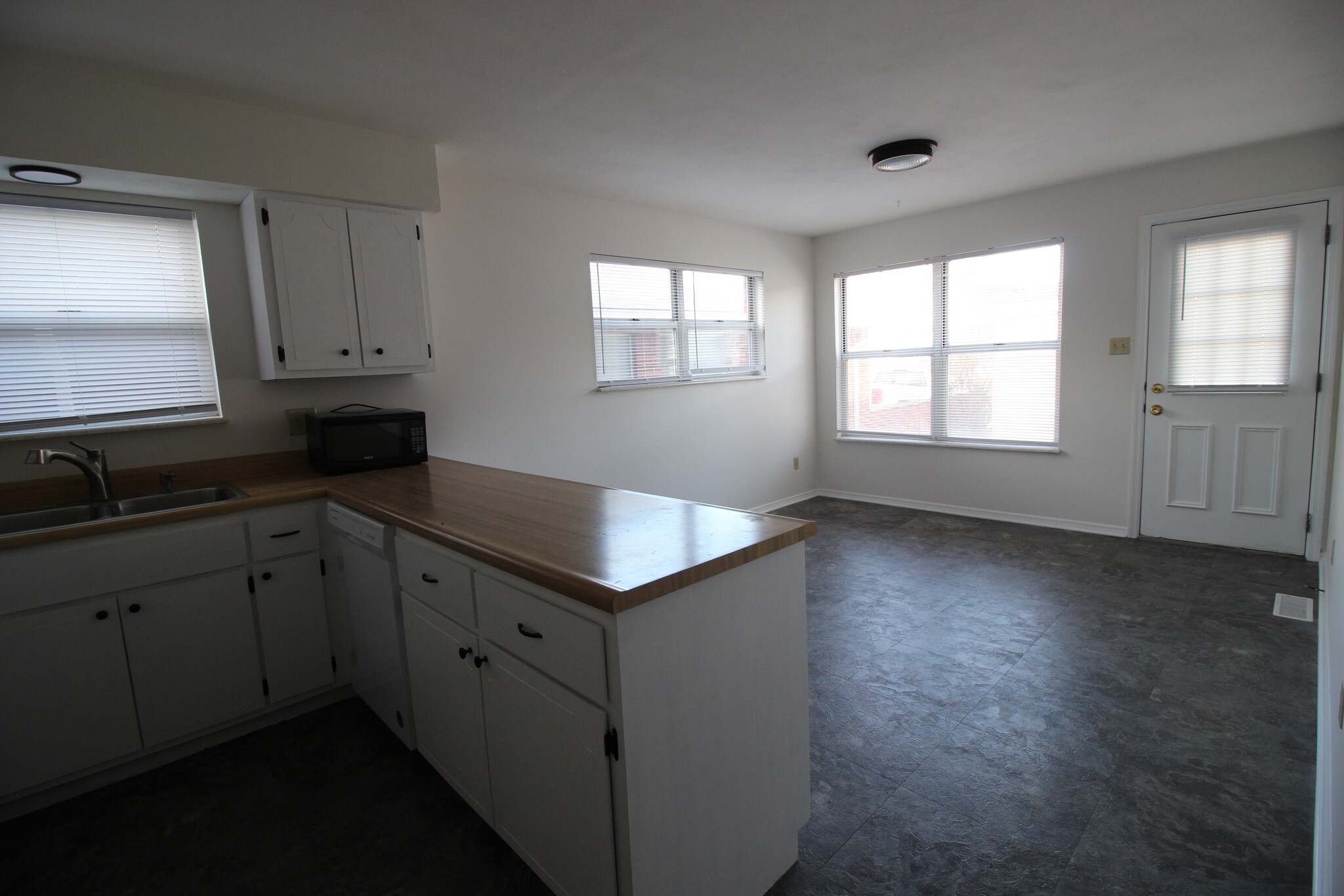 kitchen and breakfast room - 4510 Jamieson Ave