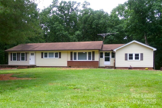 Primary Photo - 1441 Gold Hill Rd E