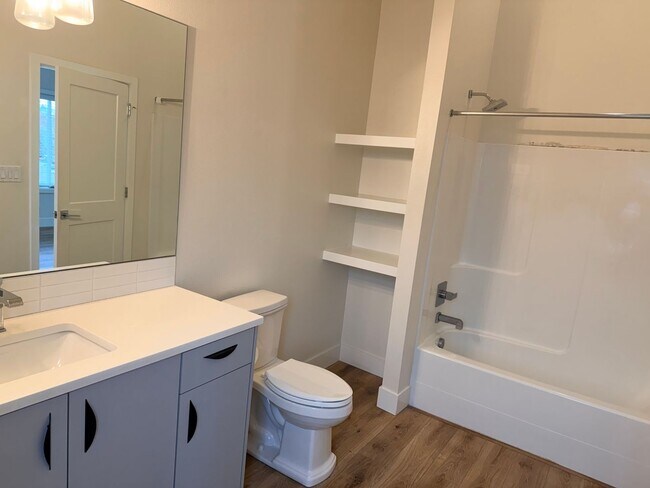 Building Photo - 4808 SE Franklin St