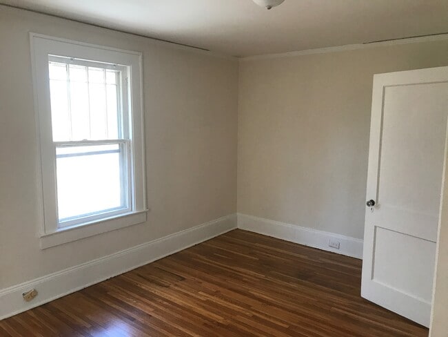 Building Photo - Cute 2 Bedroom Duplex in Plaza Midwood!