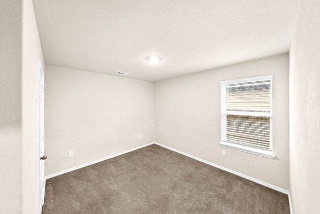 Building Photo - 2 Weeks FREE RENT with 12 Month Lease. 1 Month FREE with 18 Month Lease