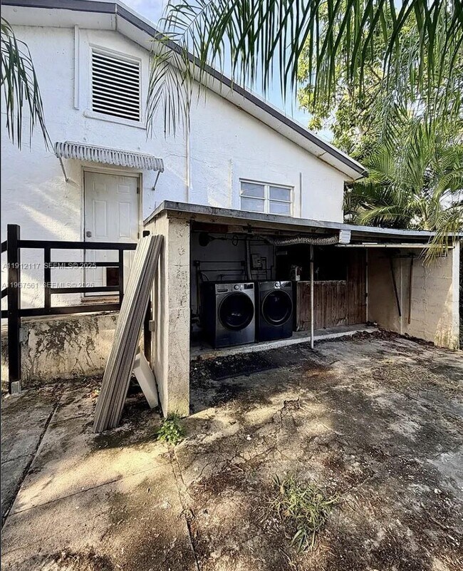 Building Photo - 445 SW 24th Rd