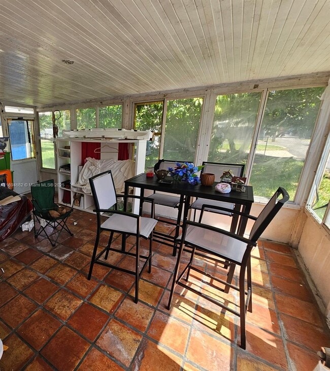 Building Photo - 1909 Mayo St