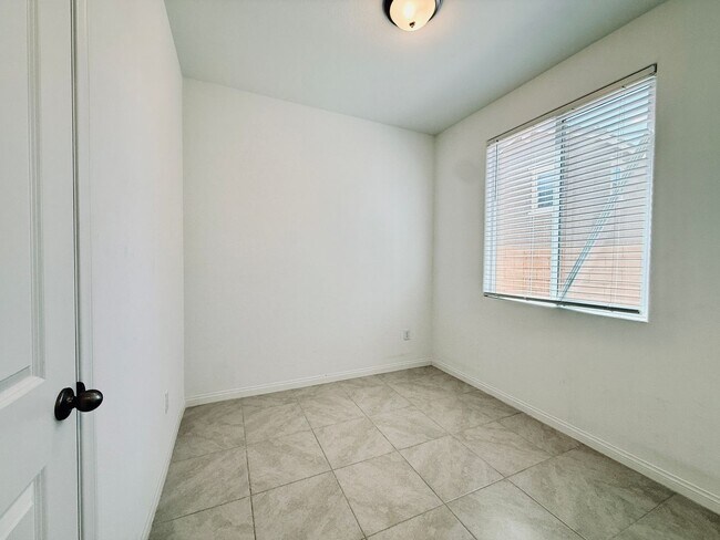 Building Photo - Stunning Home in the Desirable Cadence Community!