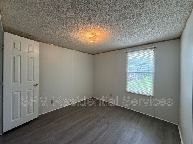 Building Photo - 1227 Village Rd NE