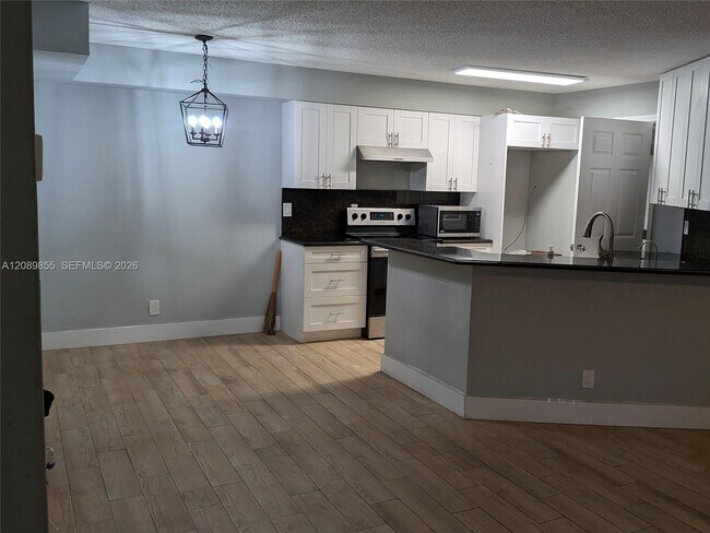 Building Photo - 9999 Summerbreeze Dr