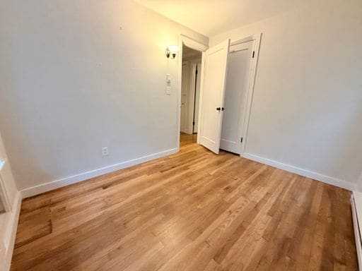 Building Photo - Great 2 bed home, fully fenced backyard in desirable Olympic Hills! Available Now!