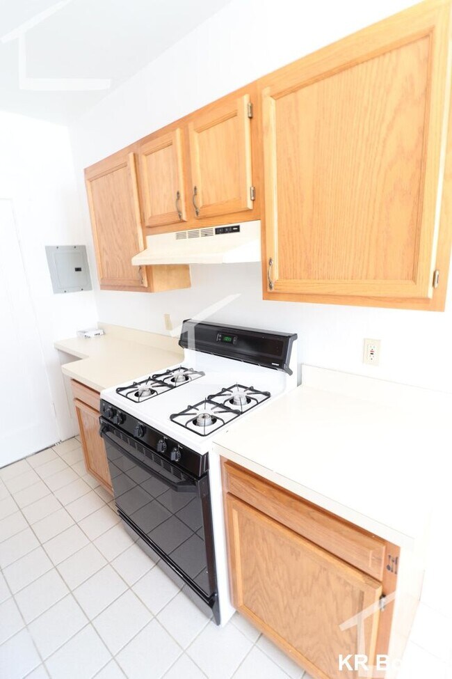 Building Photo - Beautiful 1Br/1Bth apartment! Heat/Hot Water inc.  Must see!
