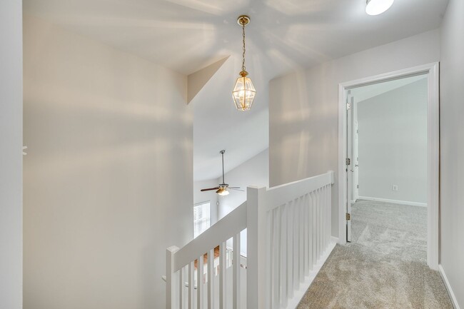 Building Photo - Beautiful 2 Bed 2.5 bath townhome in Benni...