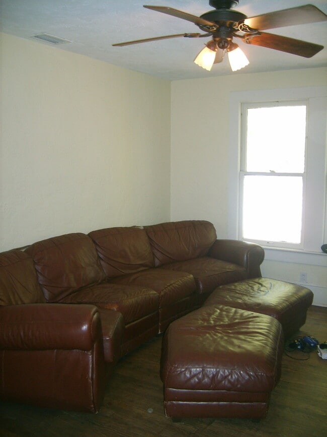 Building Photo - Huge 3 Bedroom, 1 Bathroom Apartment Steps From UF in Fifth Avenue