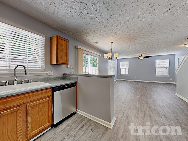 Building Photo - 1202 W Oaks Way