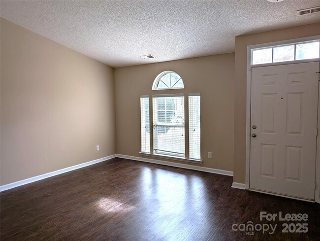 Building Photo - 144 W Walnut Ave