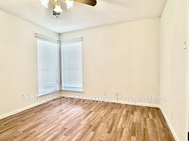 Building Photo - 2110 Oak Creek Cir