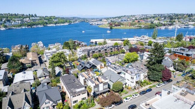 Building Photo - Gorgeous VIEW Townhome w/ 2 Master Suites in Coveted Eastlake