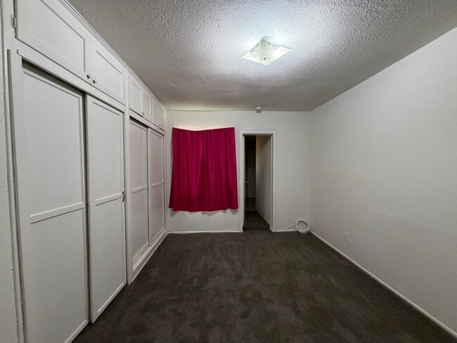 Building Photo - 4 Bedroom 2 Bathroom House with Fenced Yard & 1 Car Garage