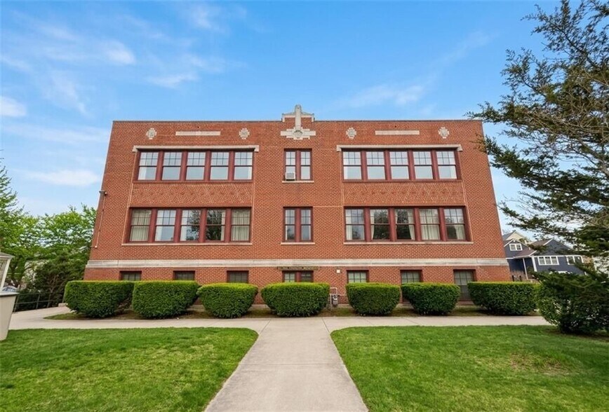 Building Photo - 366 Main St