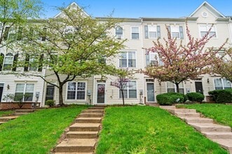 Building Photo - Spacious Updated 3BR Home with Converted Den