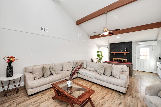 Building Photo - 15715 Creekhaven Dr